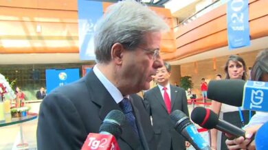 Gentiloni preferisce Macron al buon senso: redarguisce chi vuole aiutarlo