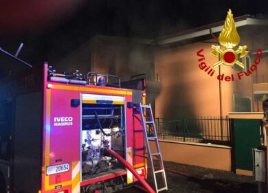 Bruzzano, in fiamme un deposito di rifiuti: quartiere avvolto dal fumo
