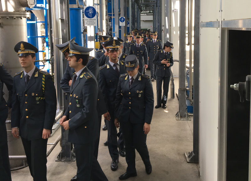 Montello, la Gdf a lezione di riciclo della plastica Montello, la Gdf a lezione di riciclo della plastica