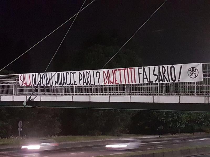 Nuovo blitz di CasaPound contro Sala: Striscioni appesi in città: dimettiti Nuovo blitz di CasaPound contro Sala: Striscioni appesi in città: dimettiti