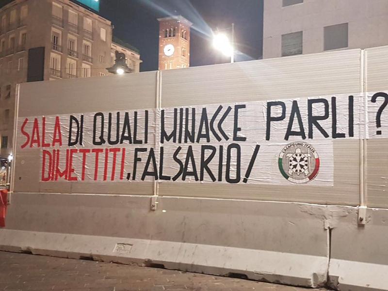 Nuovo blitz di CasaPound contro Sala: Striscioni appesi in città: dimettiti Nuovo blitz di CasaPound contro Sala: Striscioni appesi in città: dimettiti