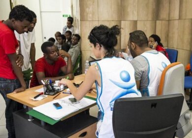 Profughi, Caritas Milano critica Minniti: “Parroci come ufficiali giudiziari”