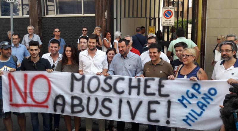 Milano, Salvini nella “moschea abusiva” di via Cavalcanti: Comune se ne frega Milano, Salvini nella “moschea abusiva” di via Cavalcanti: Comune se ne frega