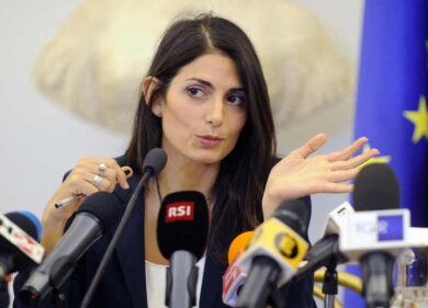 Caos Campidoglio, Virginia Raggi in Procura: presentato esposto su partecipate