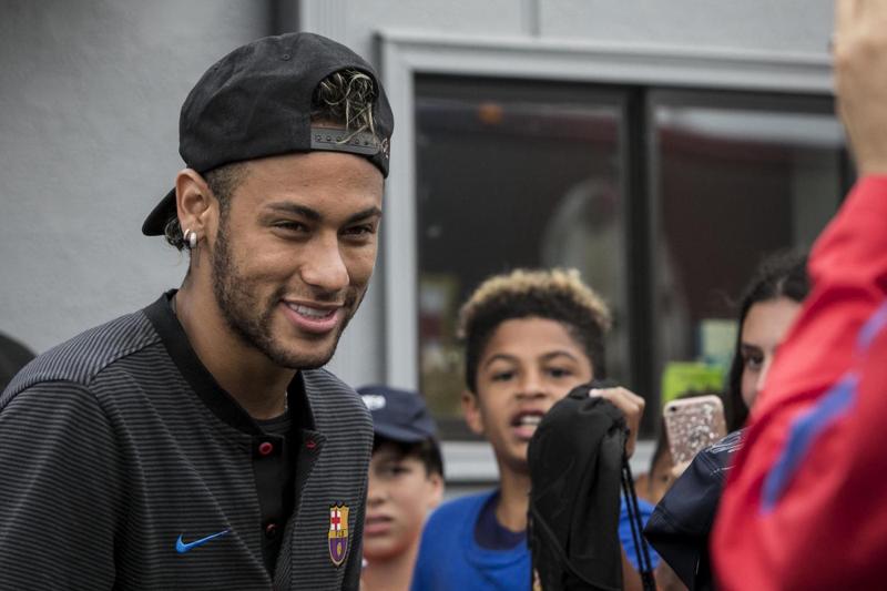 Psg, Neymar 30 milioni di ingaggio. “Sono qui per amore non per soldi” Psg, Neymar 30 milioni di ingaggio. “Sono qui per amore non per soldi”