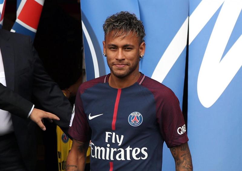 Psg, Neymar 30 milioni di ingaggio. “Sono qui per amore non per soldi” Psg, Neymar 30 milioni di ingaggio. “Sono qui per amore non per soldi”