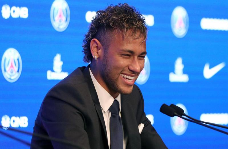 Psg, Neymar 30 milioni di ingaggio. “Sono qui per amore non per soldi” Psg, Neymar 30 milioni di ingaggio. “Sono qui per amore non per soldi”
