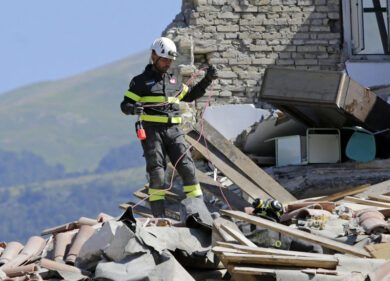 Terremoto, i vigili del fuoco di New York premiano i soccorritori di Amatrice