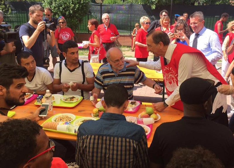Pranzo di Ferragosto dei City Angels con i senzatetto: Majorino cameriere Pranzo di Ferragosto dei City Angels con i senzatetto: Majorino cameriere