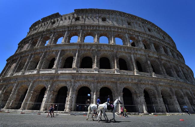 Ferragosto al museo, boom di ingressi. Più di 20mila visitatori al Colosseo Ferragosto al museo, boom di ingressi. Più di 20mila visitatori al Colosseo
