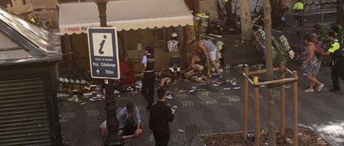 Barcellona, obiettivo Sagrada Familia. 3 in fuga. Isis: “Ora tocca all’Italia” Barcellona, obiettivo Sagrada Familia. 3 in fuga. Isis: “Ora tocca all’Italia”