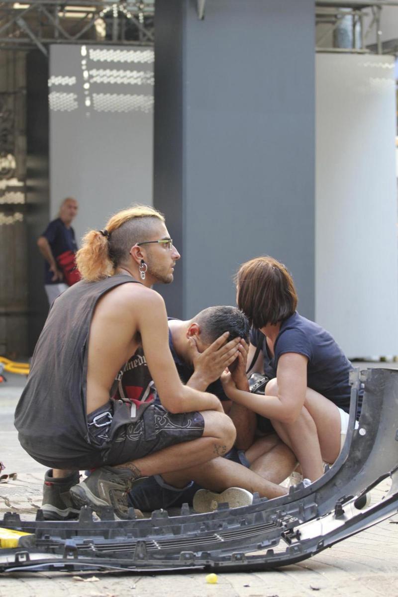 Barcellona, obiettivo Sagrada Familia. 3 in fuga. Isis: “Ora tocca all’Italia” Barcellona, obiettivo Sagrada Familia. 3 in fuga. Isis: “Ora tocca all’Italia”
