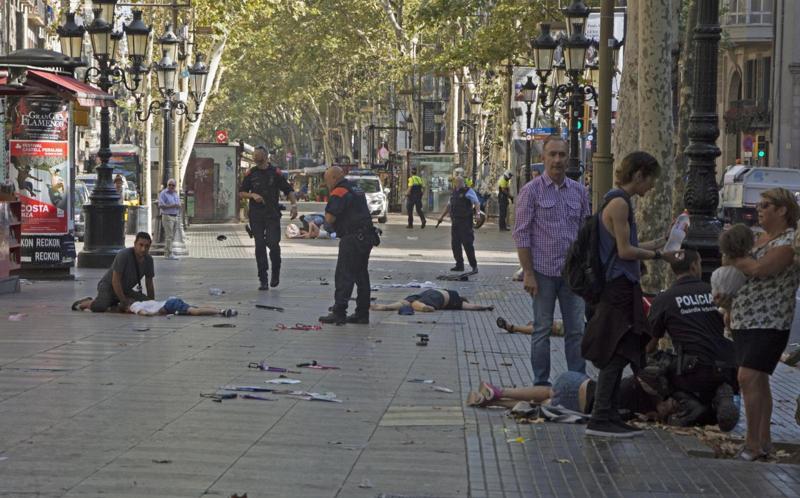 Barcellona, obiettivo Sagrada Familia. 3 in fuga. Isis: “Ora tocca all’Italia” Barcellona, obiettivo Sagrada Familia. 3 in fuga. Isis: “Ora tocca all’Italia”