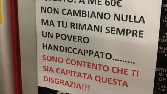 Parcheggia nel posto disabili, multato. Lascia cartello con insulti. Aperta un’inchiesta Parcheggia nel posto disabili, multato. Lascia cartello con insulti. Aperta un’inchiesta