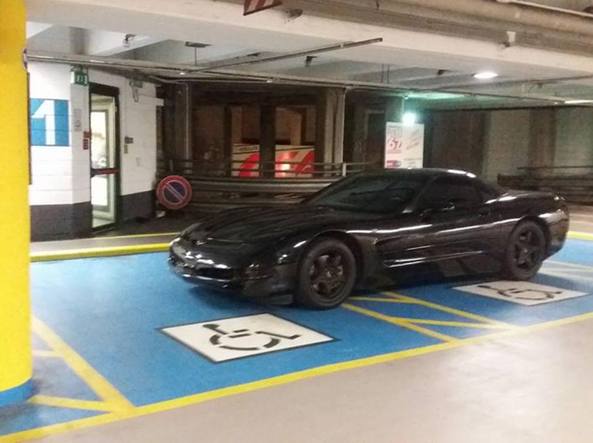 Bergamo, fuoristrada occupa 2 posti per disabili. Ira sui social. FOTO Bergamo, fuoristrada occupa 2 posti per disabili. Ira sui social. FOTO