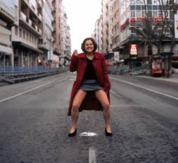 Banon, la portavoce della sindaca di Barcellona, urina per strada… FOTO