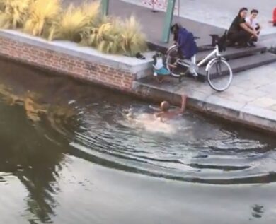 Milano, troppo caldo? Bagno in Darsena. Alla faccia dei divieti. Video