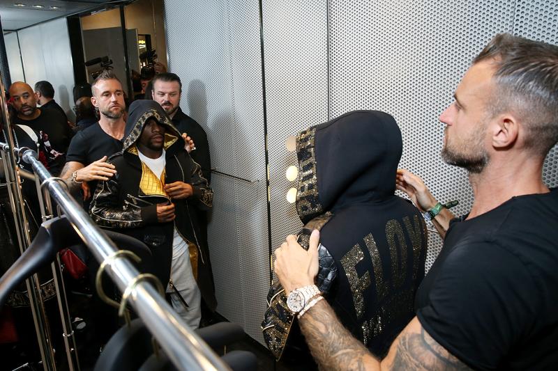 Mayweather e l’outfit Philipp Plein nella storica vittoria con Conor McGregor Mayweather e l’outfit Philipp Plein nella storica vittoria con Conor McGregor