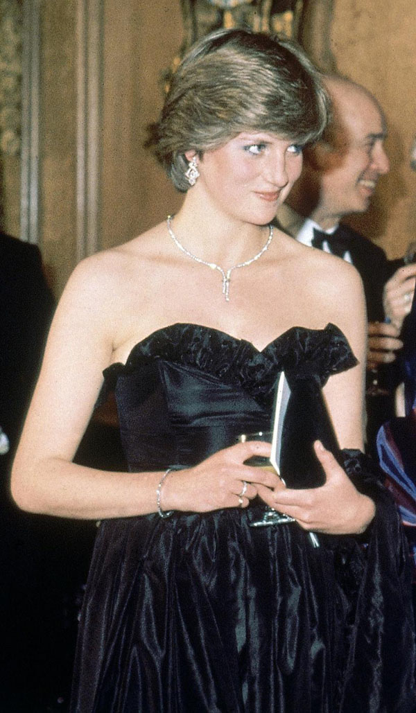 Lady Diana, le ultime parole: Dio, cos’è successo? Lo speciale LADY DIANA Lady Diana, le ultime parole: Dio, cos’è successo? Lo speciale LADY DIANA
