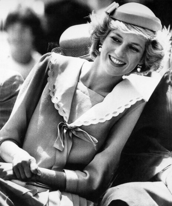 Lady Diana, le ultime parole: Dio, cos’è successo? Lo speciale LADY DIANA Lady Diana, le ultime parole: Dio, cos’è successo? Lo speciale LADY DIANA