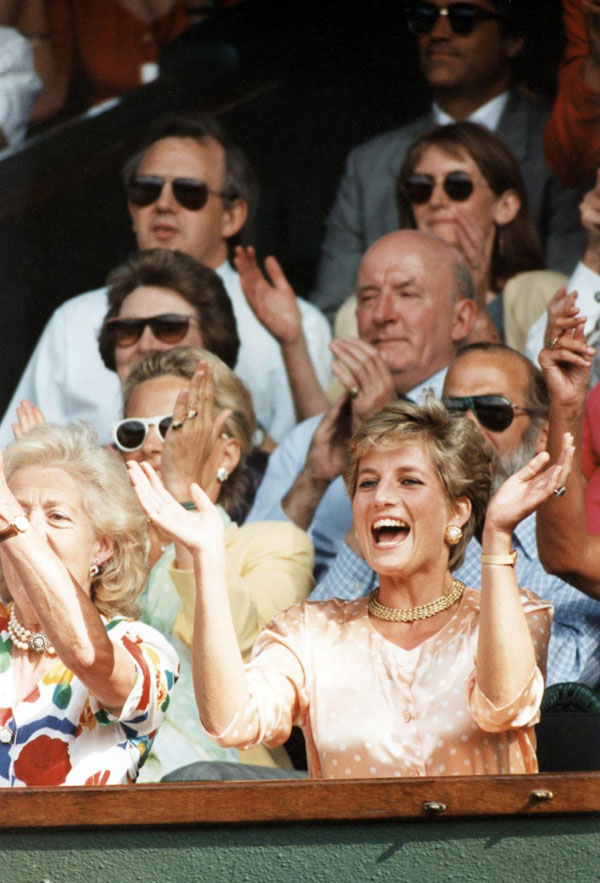 Lady Diana, le ultime parole: Dio, cos’è successo? Lo speciale LADY DIANA Lady Diana, le ultime parole: Dio, cos’è successo? Lo speciale LADY DIANA