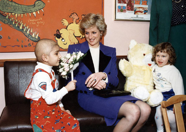 Lady Diana, le ultime parole: Dio, cos’è successo? Lo speciale LADY DIANA Lady Diana, le ultime parole: Dio, cos’è successo? Lo speciale LADY DIANA