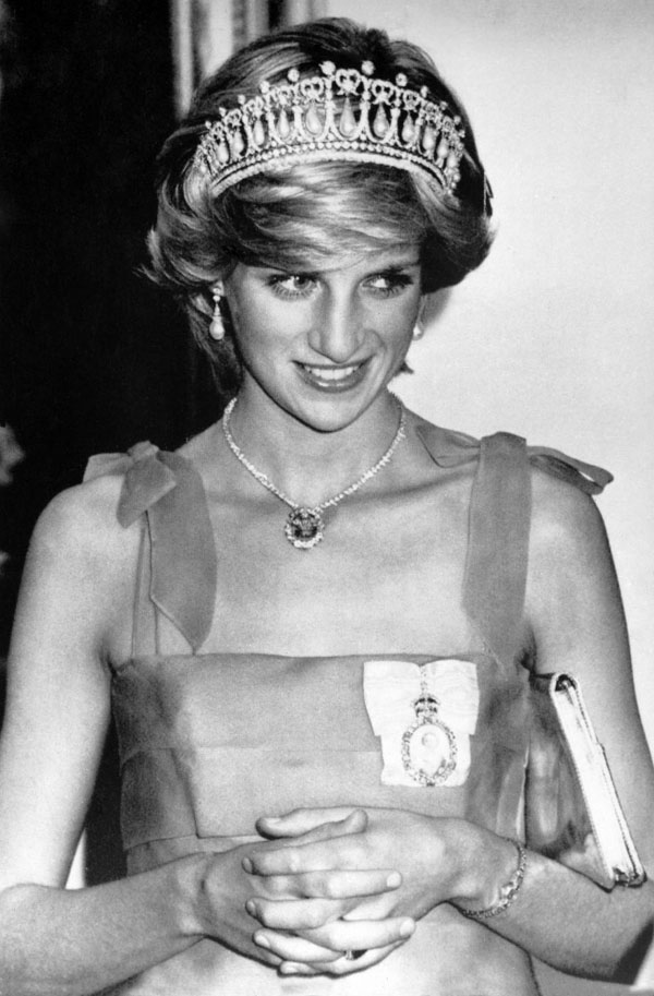 Lady Diana, le ultime parole: Dio, cos’è successo? Lo speciale LADY DIANA Lady Diana, le ultime parole: Dio, cos’è successo? Lo speciale LADY DIANA