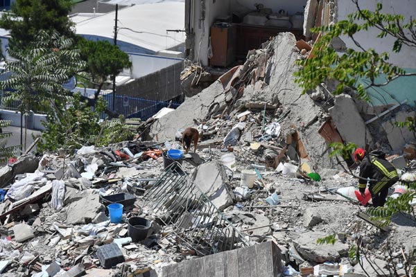India: crollo edificio Mumbai, 3 morti e decine di intrappolati India: crollo edificio Mumbai, 3 morti e decine di intrappolati