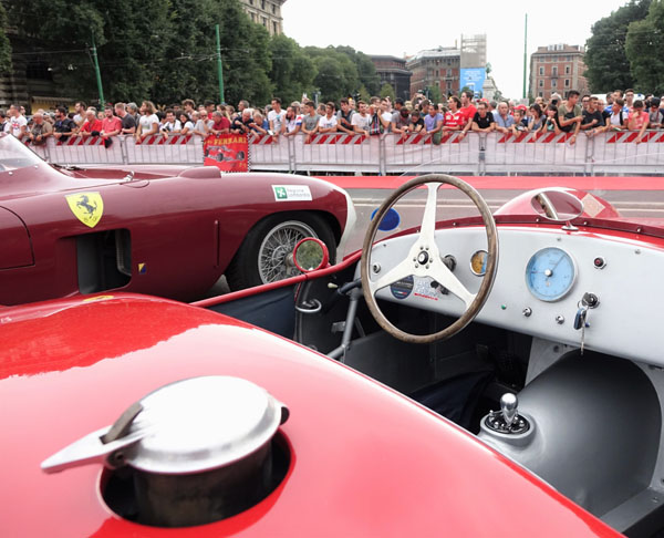 Una parata di vetture d’epoca con passeggeri piloti di Formula 1