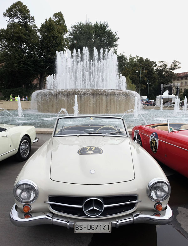 Una parata di vetture d’epoca con passeggeri piloti di Formula 1