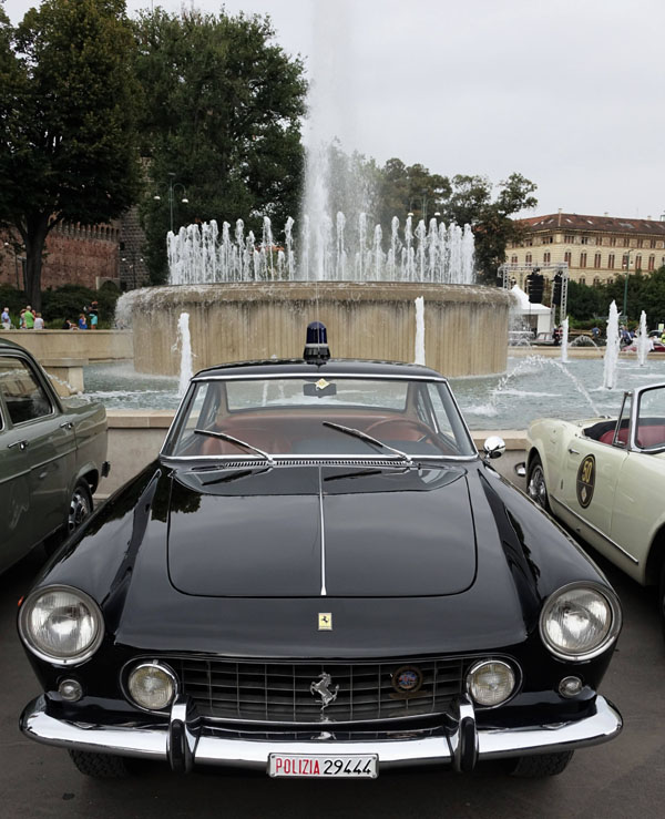 Una parata di vetture d’epoca con passeggeri piloti di Formula 1