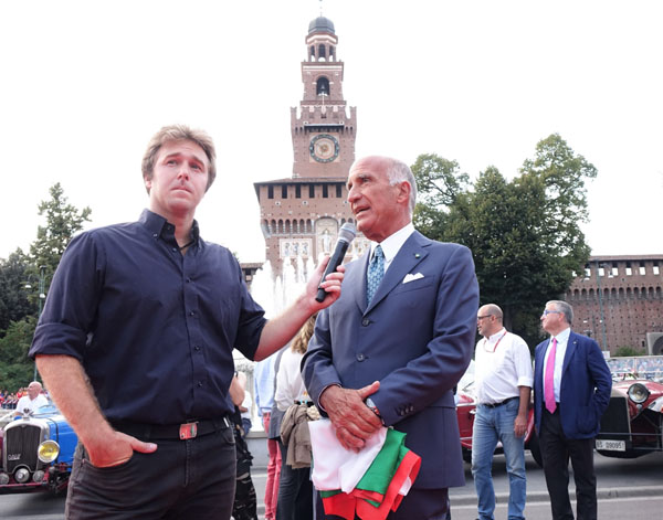 Una parata di vetture d’epoca con passeggeri piloti di Formula 1