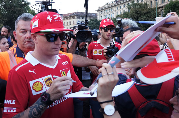 Una parata di vetture d’epoca con passeggeri piloti di Formula 1