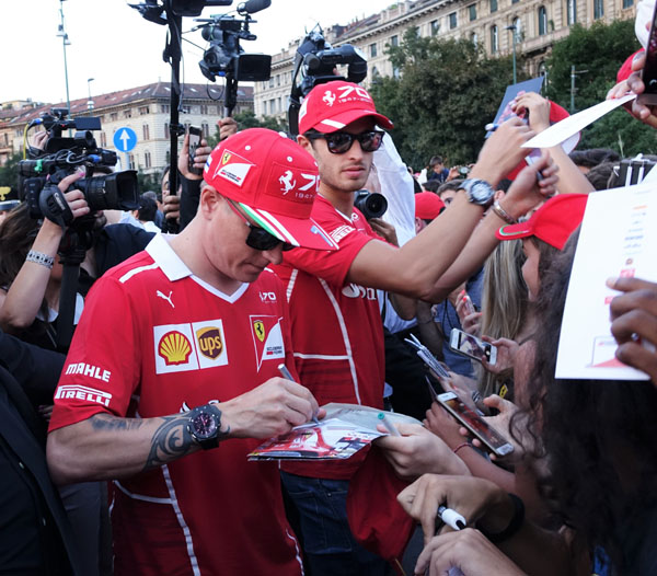 Una parata di vetture d’epoca con passeggeri piloti di Formula 1
