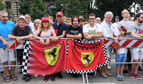 Una parata di vetture d’epoca con passeggeri piloti di Formula 1