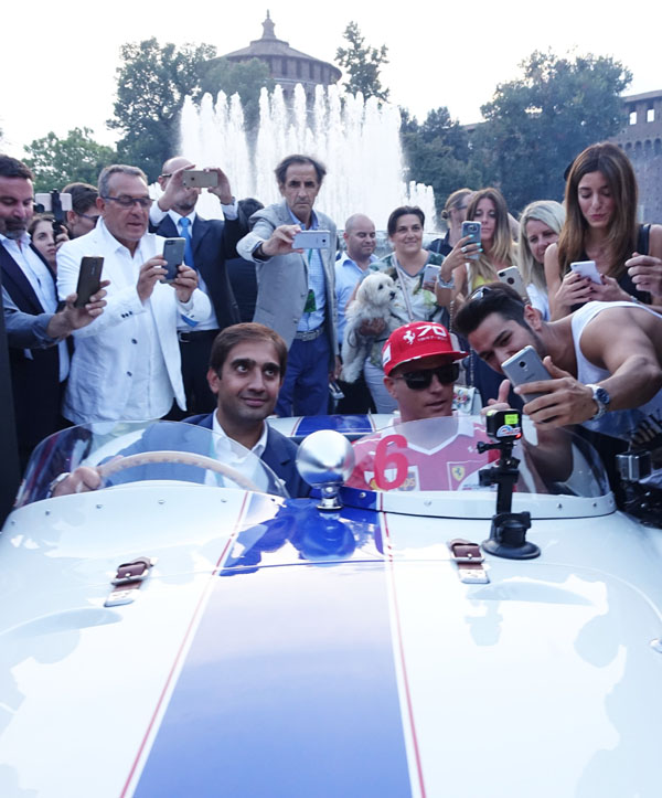 Una parata di vetture d’epoca con passeggeri piloti di Formula 1