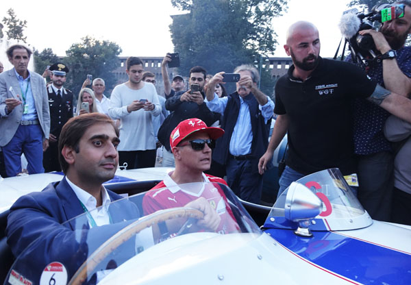 Una parata di vetture d’epoca con passeggeri piloti di Formula 1
