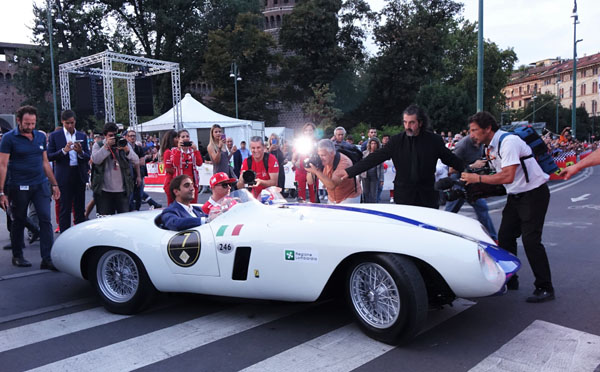 Una parata di vetture d’epoca con passeggeri piloti di Formula 1