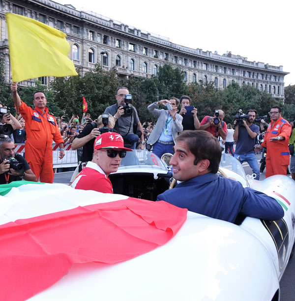 Una parata di vetture d’epoca con passeggeri piloti di Formula 1