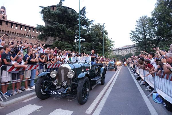 Una parata di vetture d’epoca con passeggeri piloti di Formula 1