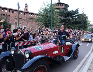 Una parata di vetture d’epoca con passeggeri piloti di Formula 1