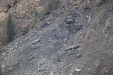 Svizzera, frana al confine con l’Italia: disagi per frontalieri
