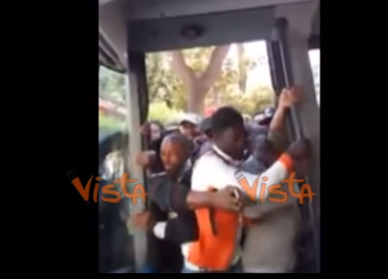 Napoli, botte e spinte tra migranti per salire senza biglietto sul bus. VIDEO Napoli, botte e spinte tra migranti per salire senza biglietto sul bus. VIDEO