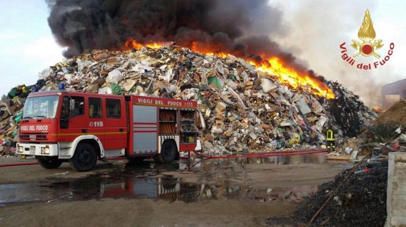 Deposito di rifiuti a fuoco nel Pavese. Il Prefetto: “Rischio diossina”. VIDEO Deposito di rifiuti a fuoco nel Pavese. Il Prefetto: “Rischio diossina”. VIDEO