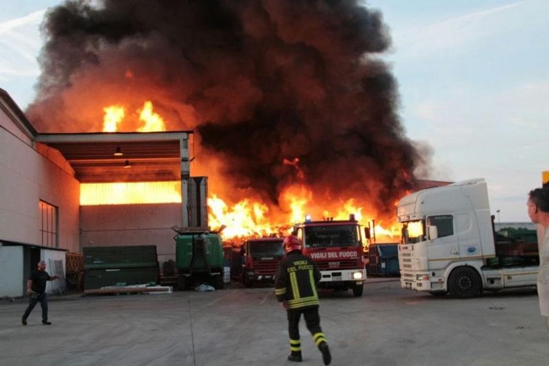 Deposito di rifiuti a fuoco nel Pavese. Il Prefetto: “Rischio diossina”. VIDEO Deposito di rifiuti a fuoco nel Pavese. Il Prefetto: “Rischio diossina”. VIDEO
