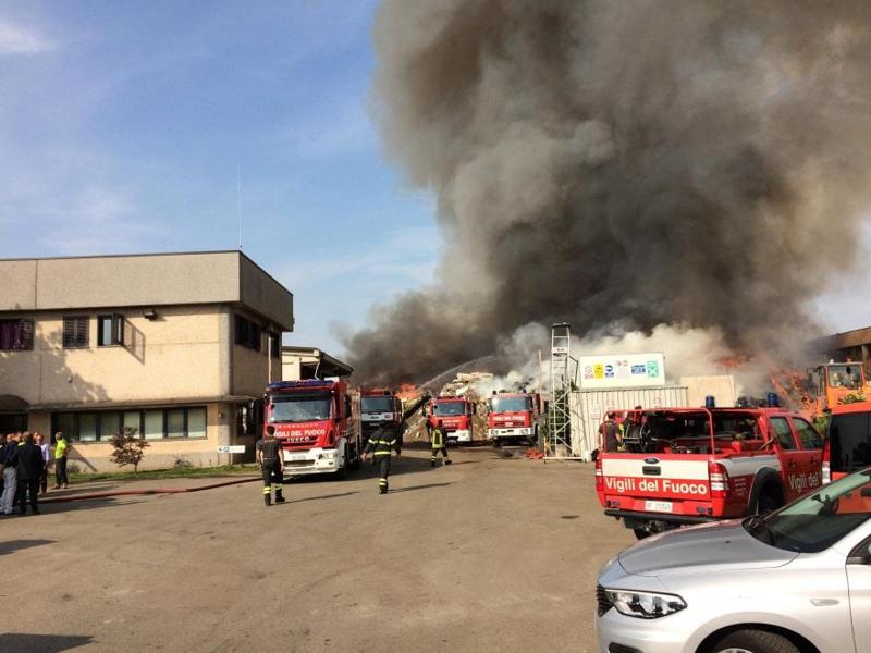 Deposito di rifiuti a fuoco nel Pavese. Il Prefetto: “Rischio diossina”. VIDEO Deposito di rifiuti a fuoco nel Pavese. Il Prefetto: “Rischio diossina”. VIDEO