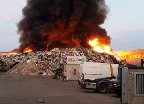Deposito di rifiuti a fuoco nel Pavese. Il Prefetto: “Rischio diossina”. VIDEO Deposito di rifiuti a fuoco nel Pavese. Il Prefetto: “Rischio diossina”. VIDEO