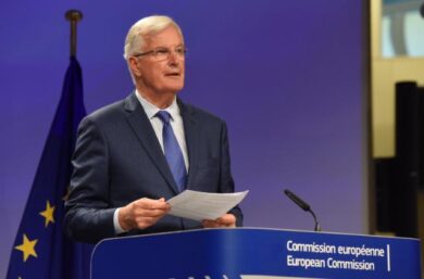 Brexit, Barnier vuole un accordo per fare le scarpe a Juncker
