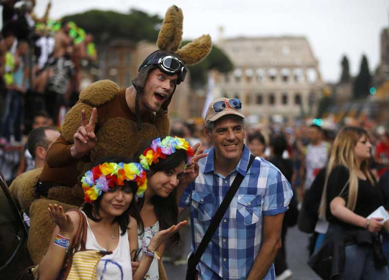 Gay Pride, sfila in divisa. Vigili del Fuoco consegnano 50mila firme a Minniti
