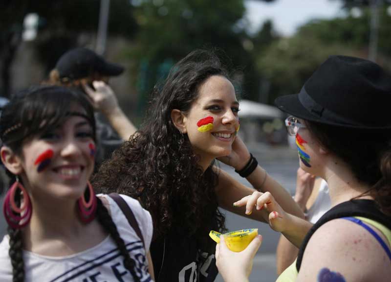 Gay Pride, sfila in divisa. Vigili del Fuoco consegnano 50mila firme a Minniti